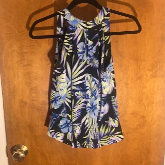 EUC  New York & CO 7th ave design studio black/blue floral top size XS - Picture 3 of 6